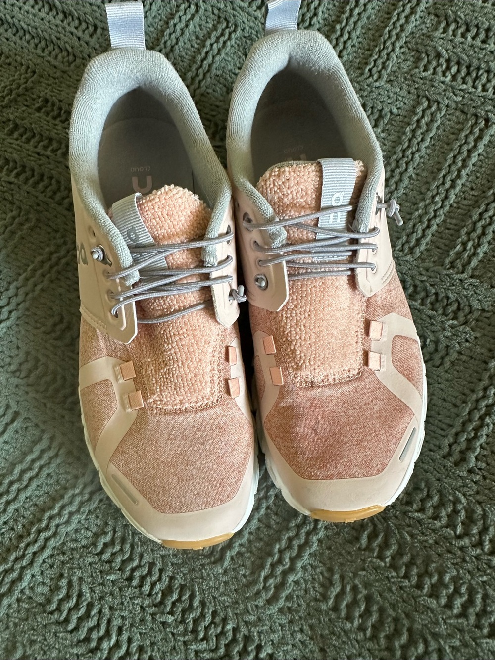 On Cloud Running Terry Cloth Casual all day shoe 
Women’s Size 7/38